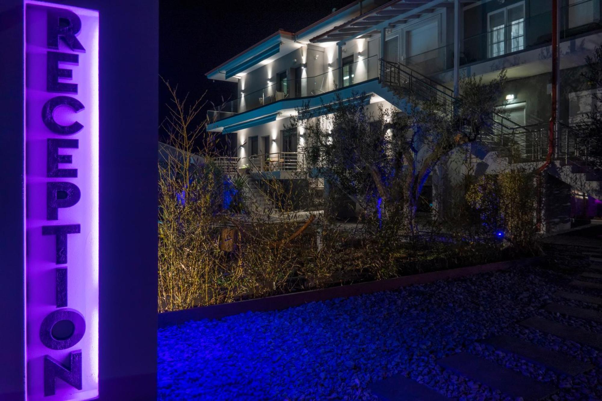 Berries Luxury Apartments เนอามูดาเนีย ภายนอก รูปภาพ